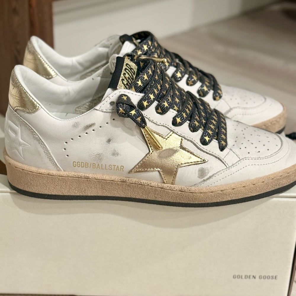 ***SOLD*** Golden Goose Women's Ball Star with gold star and heel tab